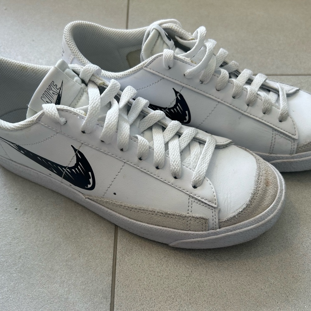 Limited edition Nike Men's White Low Blazer Sneakers